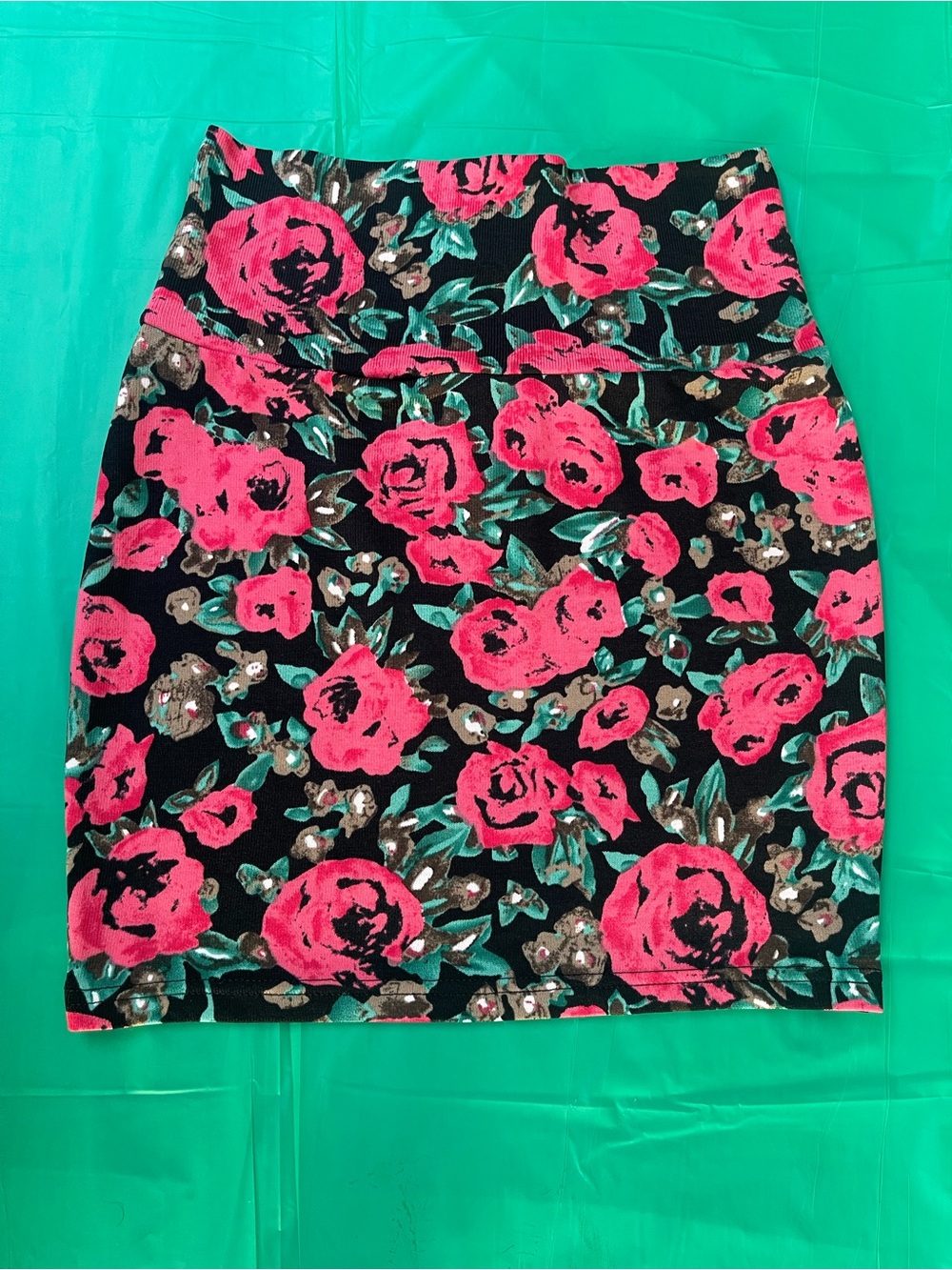 Swoon Boutique mini floral skirt
size small Nee With Tags